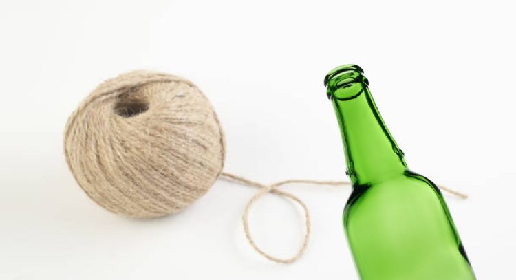 3 ideas originales para reciclar botellas de vidrio utilizando hilo de yute para decorar tu hogar