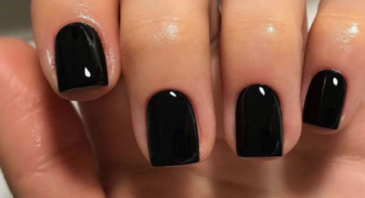 Manicura total black: 3 ideas de diseño para combinar con tus looks de oficina