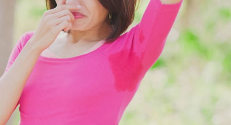 Dile adiós al olor de las axilas con este remedio casero con solo 2 ingredientes