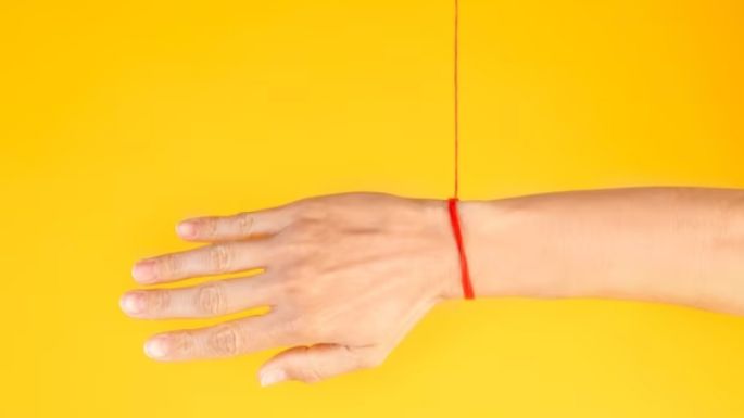 Conoce el profundo significado de usar todos los días una pulsera roja en la muñeca