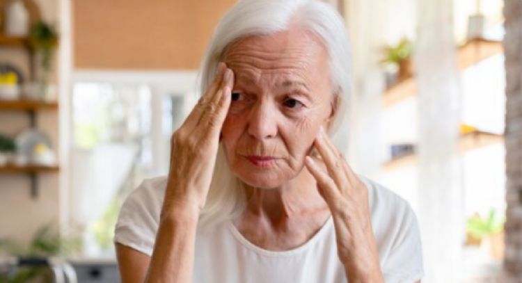 Este es uno de los primeros signos de Alzheimer en el cuerpo, según estudios