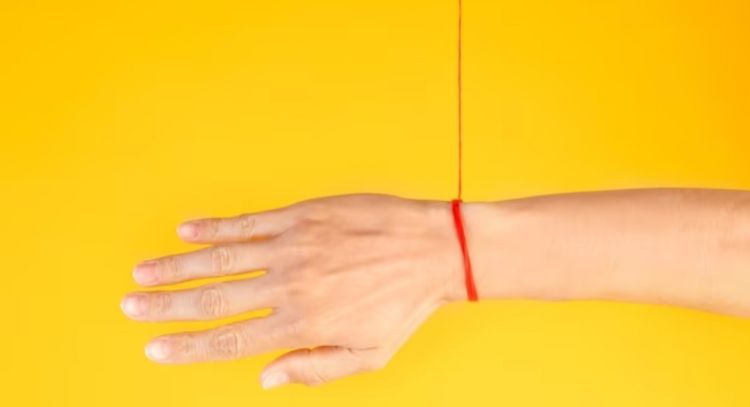 Conoce el profundo significado de usar todos los días una pulsera roja en la muñeca