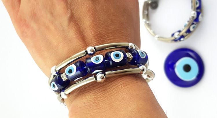 Conoce el profundo significado de usar todos los días una pulsera de ojo turco en la muñeca