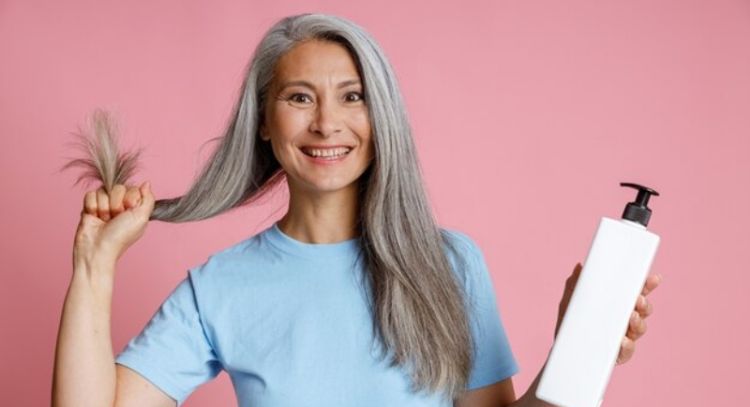 Con 3 ingredientes, prepara un shampoo casero para eliminar las canas en tiempo récord