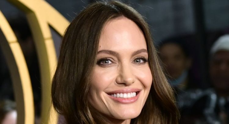 Te quedarás sin aire al ver el parecido de Angelina Jolie con su mamá