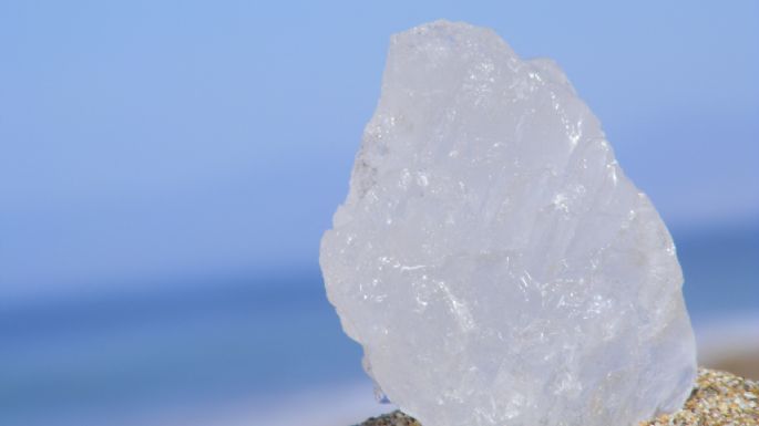 ¿Cómo se usa la piedra de alumbre y qué productos cosméticos reemplaza?