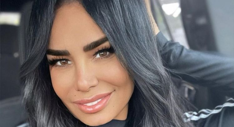 Lis Vega impone tendencia con traje de baño bicolor