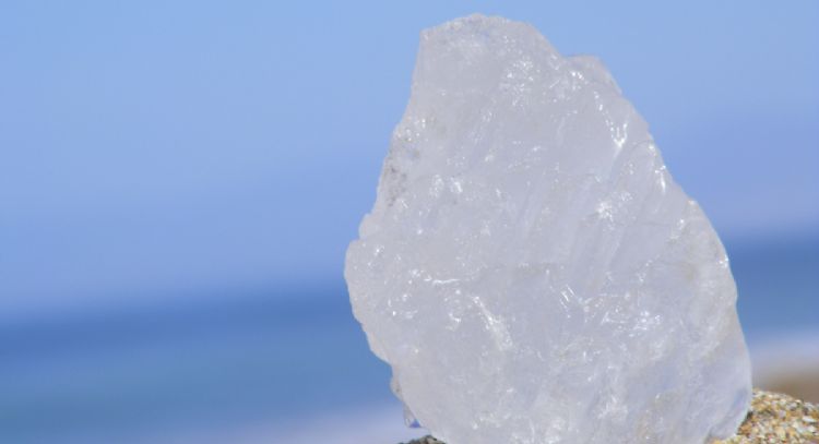 ¿Cómo se usa la piedra de alumbre y qué productos cosméticos reemplaza?