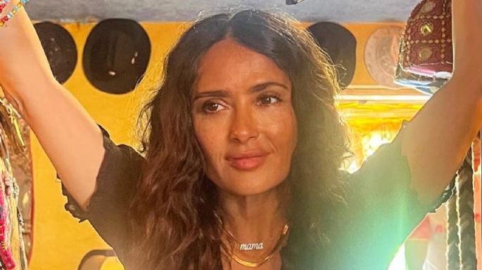 Salma Hayek rompe las reglas de la moda y reversiona el dorado con este look