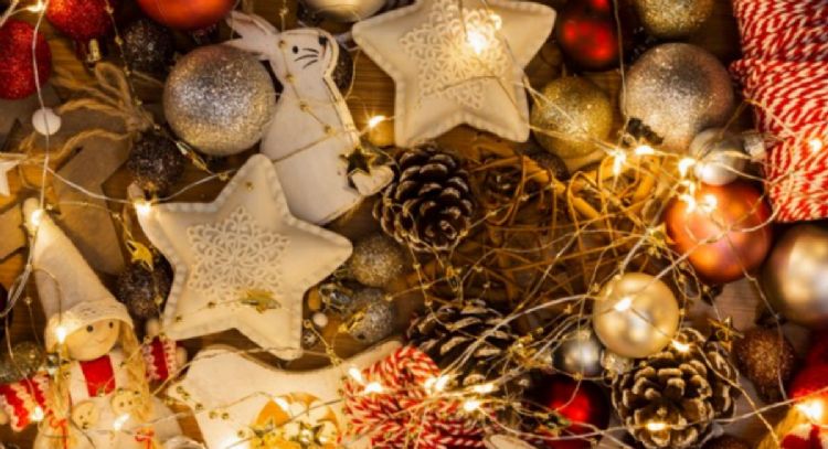 Transforma las piñas de los árboles en adornos navideños para decorar tu hogar