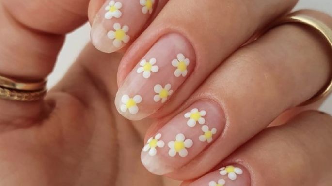 Haz en casa este nail art floral para una manicura fuera de serie