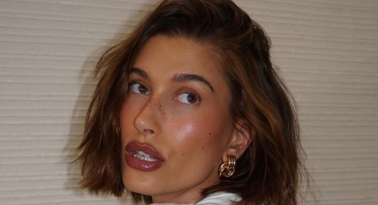 Hailey Bieber demuestra qué es una de las mujeres más bellas en lencería de encaje