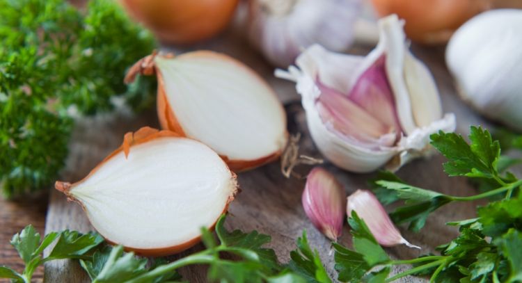 Dile adiós al olor a ajo de tus manos con este ingrediente infalible
