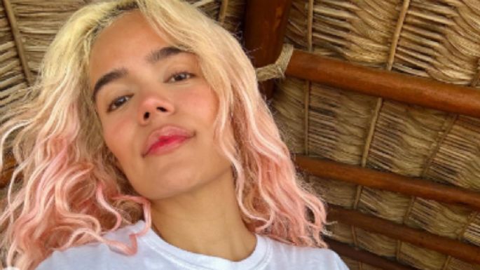 Karol G tiene el traje de baño multicolor que las mujeres +30 querrán lucir en la playa