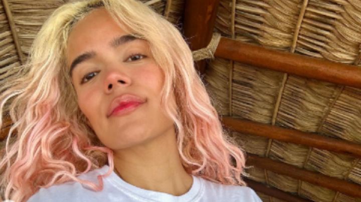 Karol G tiene el traje de baño multicolor que las mujeres +30 querrán lucir en la playa