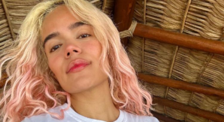 Karol G tiene el traje de baño multicolor que las mujeres +30 querrán lucir en la playa