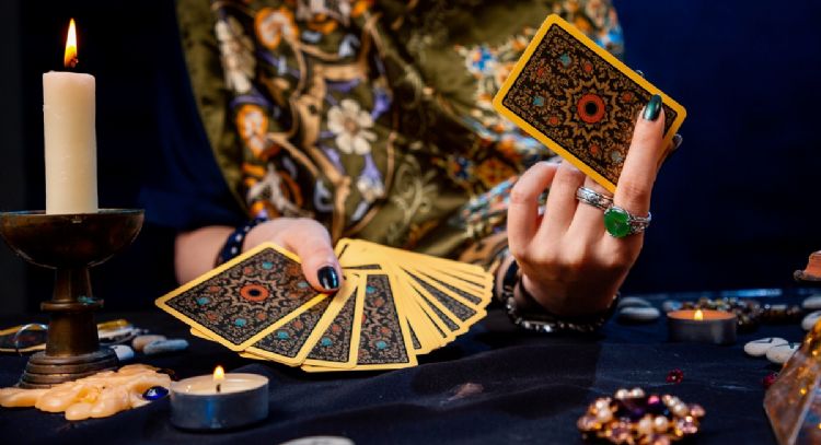 Tarot del día: esto dicen las cartas sobre la fortuna y el dinero hoy 1 de noviembre de 2023