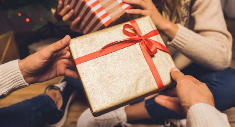 Haz estos regalos navideños para tus invitados reciclando el tubo de papel higiénico