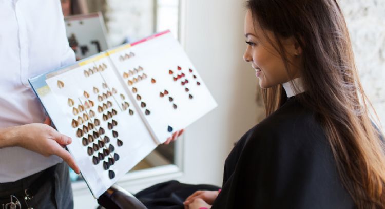 Guía para elegir el tono de tinte de cabello que más te favorece