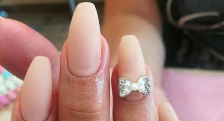 Manicura con moños para uñas fuera de serie