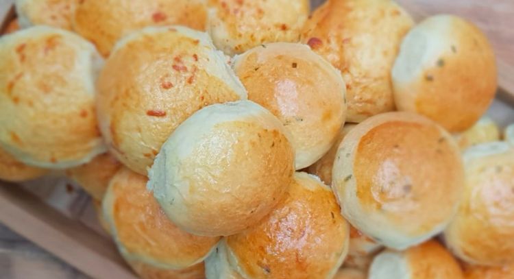 En pocos minutos, prepara este delicioso pan saborizado de morrón y cebolla