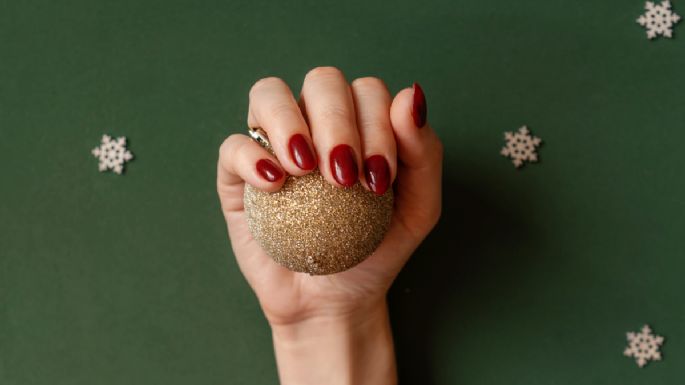 Nail art con tonos de esmaltes navideños para brillar en la cena del 24 de diciembre