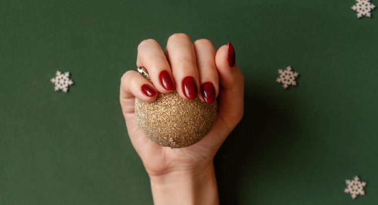 Nail art con tonos de esmaltes navideños para brillar en la cena del 24 de diciembre