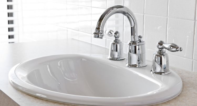 Conoce el rincón del lavabo que pocos limpian sin darse cuenta