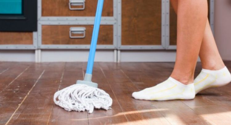 Aprende a limpiar una fregona de fibra con estos trucos sencillos