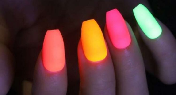 Manicura neón con estos 3 diseños para manos llamativas pero bonitas