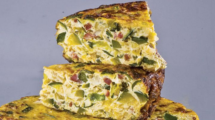 Con poco dinero y tiempo prepara esta receta de tortilla de zapallitos que salvará tus comidas