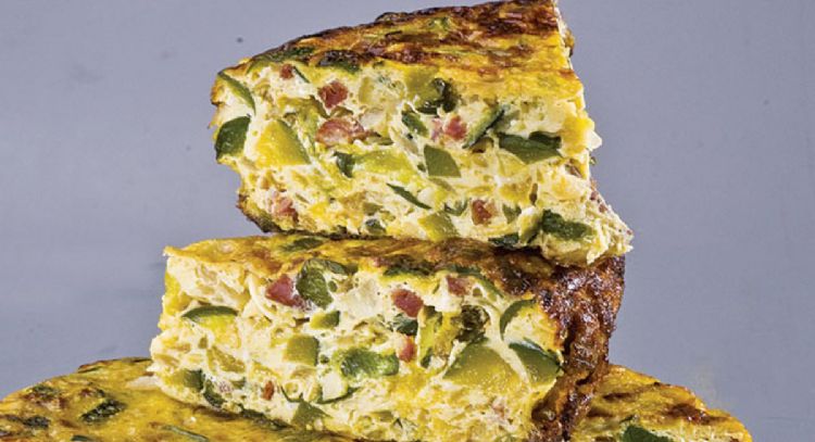 Con poco dinero y tiempo prepara esta receta de tortilla de zapallitos que salvará tus comidas
