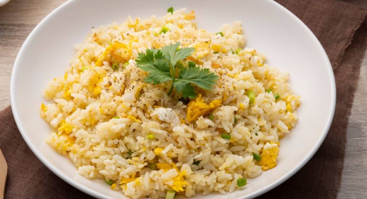 Receta express de arroz con huevo para acompañar tus comidas