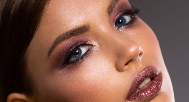 4 contraindicaciones de ir a dormir sin quitarse el make up