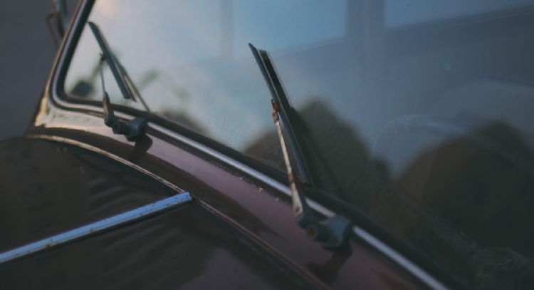El truco casero para que el parabrisas del coche no se empañe en los días de lluvia y frío