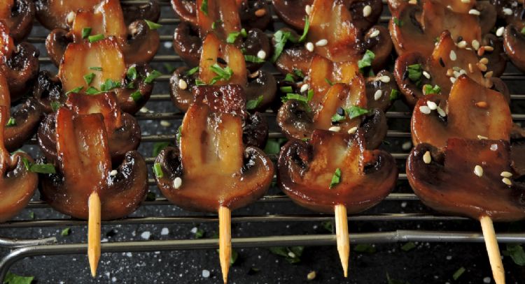 Receta de champiñones marinados para lucirse en la mesa de platos fríos navideños