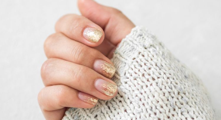 Manicura navideña y brillante: 3 ideas de nail art en clave dorada