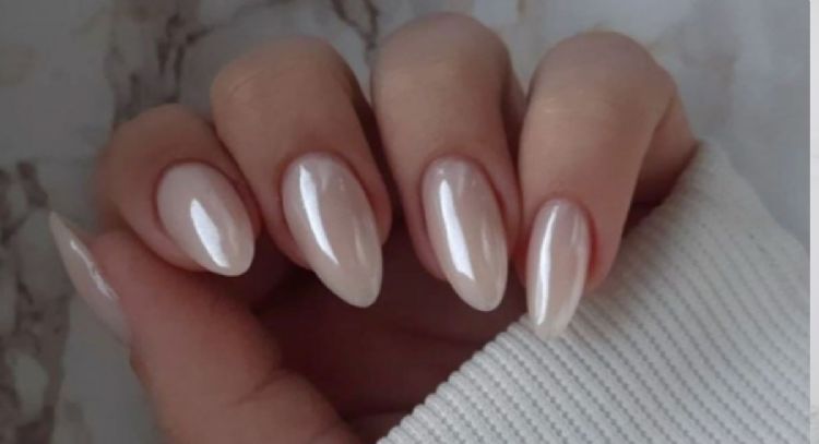 La nueva tendencia en manicura y elegancia: uñas almendras cortas