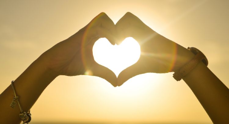 6 acciones diarias que debes practicar para atraer el amor a tu vida, según el Feng Shui
