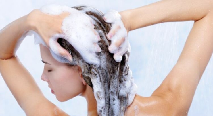 Toma nota de estos 2 ingredientes naturales para agregar al shampoo y cubrir canas