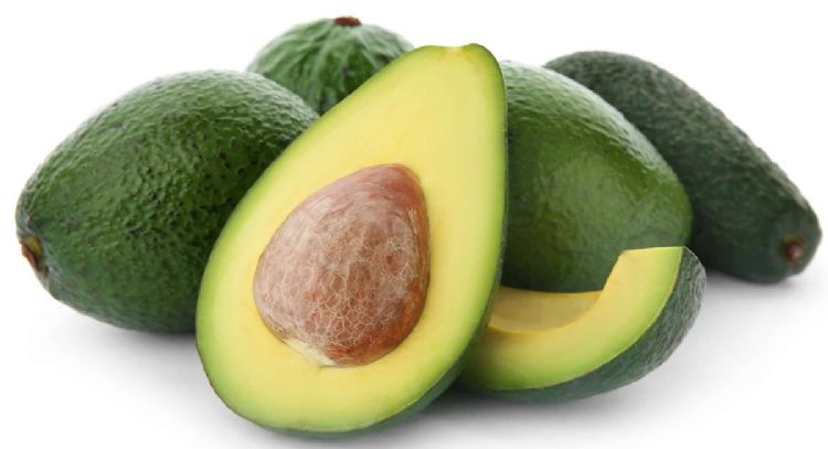 Mejora tu salud capilar y evita la aparición de canas con esta técnica a base de aguacate
