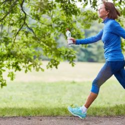 ¿Pasas mucho tiempo sentado? Estos son los pasos que debes caminar diario según la ciencia