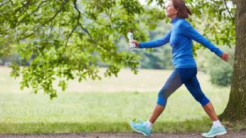 ¿Pasas mucho tiempo sentado? Estos son los pasos que debes caminar diario según la ciencia