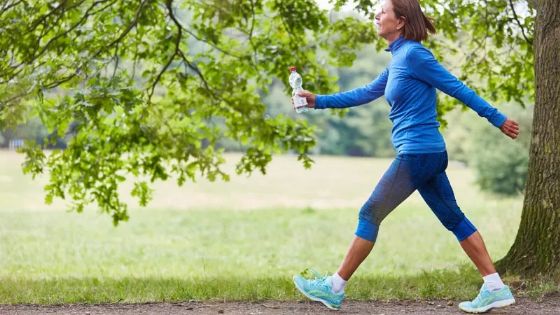 ¿Pasas mucho tiempo sentado? Estos son los pasos que debes caminar diario según la ciencia