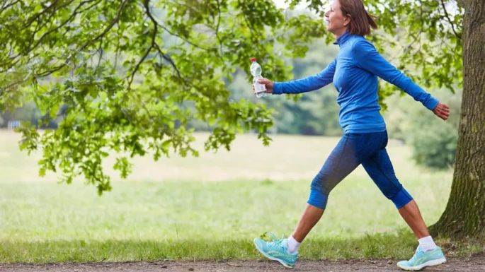 ¿Pasas mucho tiempo sentado? Estos son los pasos que debes caminar diario según la ciencia